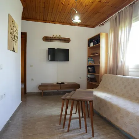 Family Country House-corfu Holidays بيت للعطل