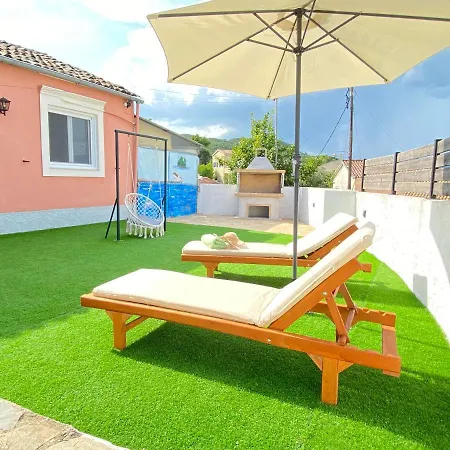 Family Country House-corfu Holidays بيت للعطل